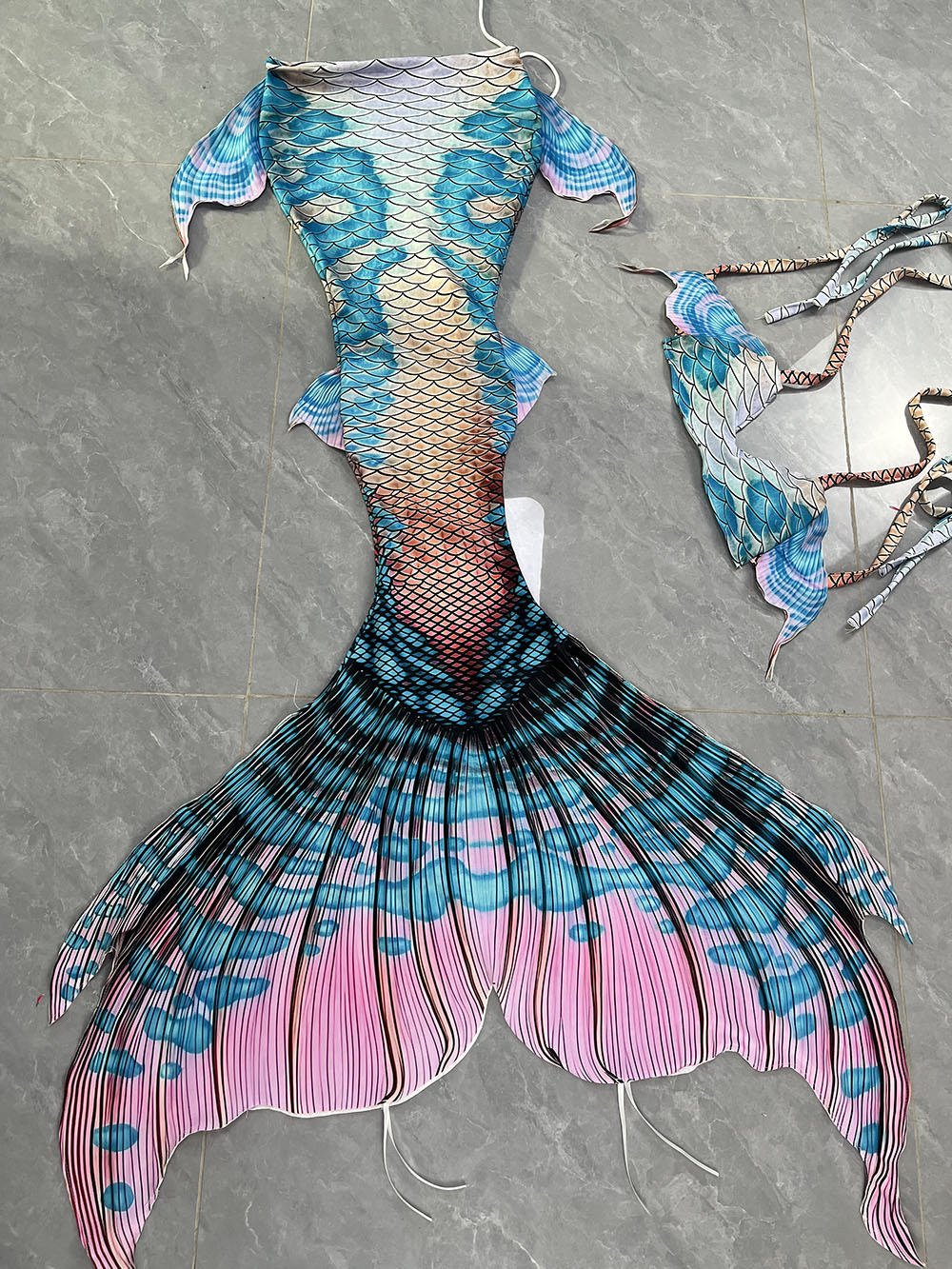 Colorful Dreamy Mermaid Tail A - Aquarium & Marine Museum 评论和价格